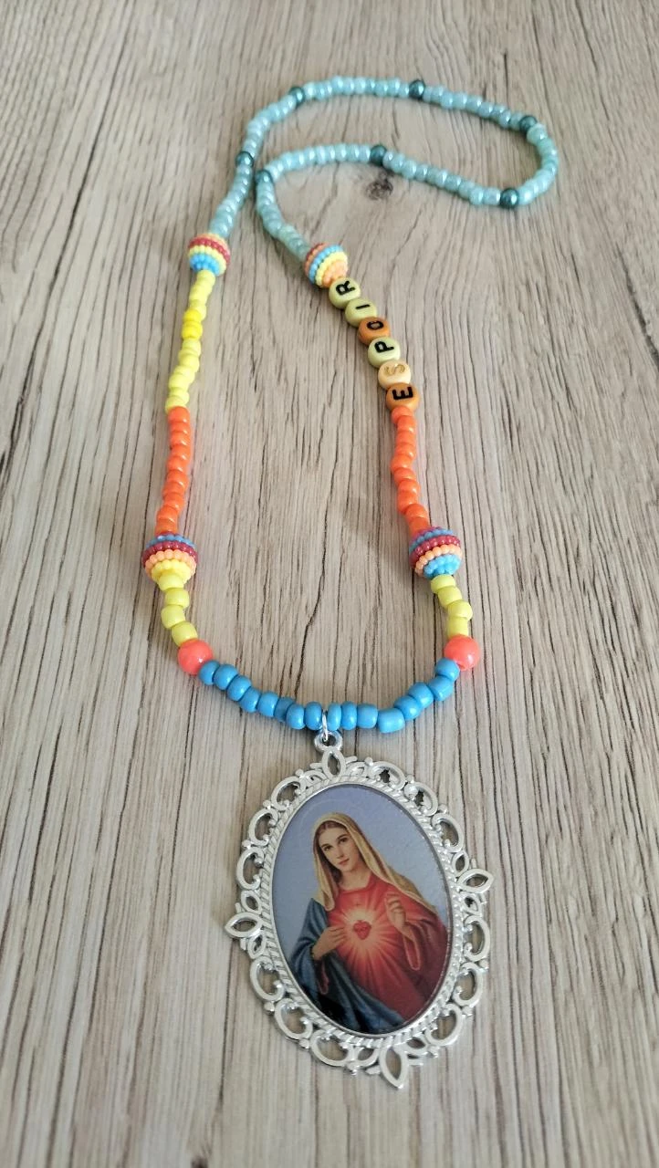 Collier à perles avec médaille vierge